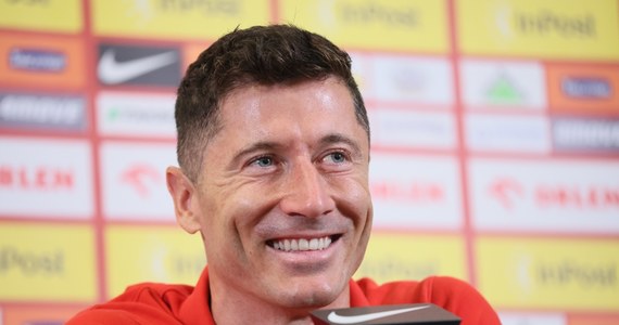 Robert Lewandowski, kapitan piłkarskiej reprezentacji Polski, przyznał na konferencji prasowej przed inauguracją Ligi Narodów, że nie wybiega myślami zbyt daleko, jeśli chodzi o występy w drużynie narodowej, a skupia się na najbliższych spotkaniach ze Szkocją i Chorwacją. Pytany o koniec kariery Wojciecha Szczęsnego, powiedział: "Dla mnie to bardzo prywatna sytuacja, nie tylko ze względu na to, ile przeżyliśmy razem na zgrupowaniach, ale też ze względu na to, jak dobrze znamy się prywatnie. Ja byłem zły na tę decyzję, że mnie zostawia".