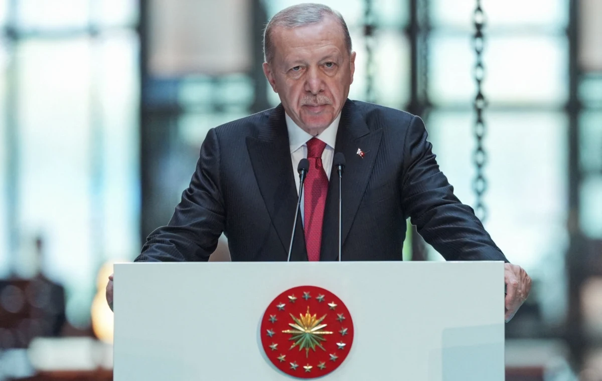 Geopolityczny środek ciężkości przesuwa się z dala od gospodarek rozwiniętych - mają twierdzić przedstawiciele administracji prezydenta Recepa Tayyipa Erdogana. Bloomberg poinformował, że Turcja oficjalnie złożyła wniosek o przyjęcie do BRICS, czyli gospodarczego sojuszu państw rozwijających się pod przewodnictwem Rosji.