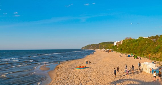 Nad morzem skończył się sezon plażowy. W Zachodniopomorskiem, tylko w Świnoujściu i Międzyzdrojach, jeszcze przez 2 tygodnie będą dyżurować ratownicy WOPR. Na pozostałych plażach mogą pojawiać się co najwyżej patrole złożone z ratowników. WOPR-owcy apelują o rozwagę.