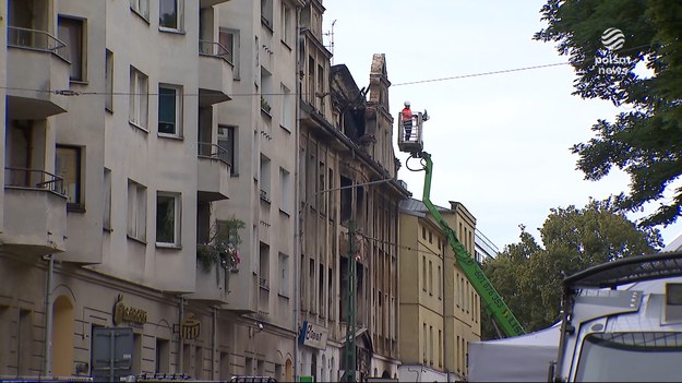 Ruszyła rozbiórka kamienicy w przy ul. Kraszewskiego w Poznaniu. I nie będą to łatwe prace, bo trzeba je przeprowadzić ręcznie tak, by nie uszkodzić sąsiednich budynków. Całość ma potrwać trzy tygodnie. Tydzień temu kamienica spłonęła, doszło też do wybuchów, w akcji gaśniczej zginęło dwóch strażaków. Kompletnie spłonęły również szeregowce w Rzeszowie, ich właściciele czekają na pierwsze oględziny. Z Poznania, dla "Wydarzeń", Piotr Kotwicki.