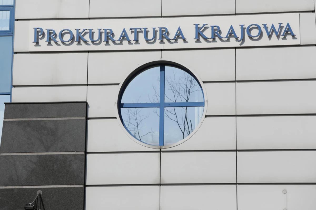 Sąd uwzględnił zażalenie prokuratury o niezastosowaniu tymczasowego aresztowania wobec biznesmena Pawła Szopy, twórcy patriotycznej marki "Red is Bad", podejrzanego w sprawie afery w RARS. Oznacza to wszczęcie jego poszukiwań.