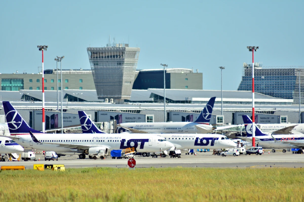 Kolizja małego samolotu cywilnego spowodowała w poniedziałkowe popołudnie utrudnienia na warszawskim lotnisku Chopina. Czasowo wstrzymano starty i lądowania. "Ruch na drugiej drodze startowej został przywrócony. Operacje odbywają się normalnie" - podano po godzinie 16 w kolejnym komunikacie portu lotniczego w stolicy.