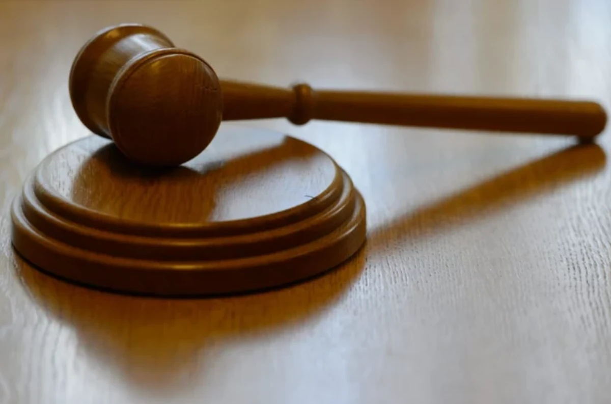 Emilii Sz. została oskarżona o znieważenie i zniesławienie sędziego krakowskiego sądu w internecie. Według prokuratury mogło to narazić sędziego na utratę zaufania społecznego.