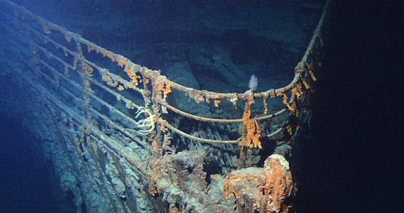 Wrak Titanica niszczeje - najnowsze zdjęcia wykonane na dnie północnego Atlantyku wskazują, że odpadła czteroipółmetrowa część balustrady na dziobie statku.  