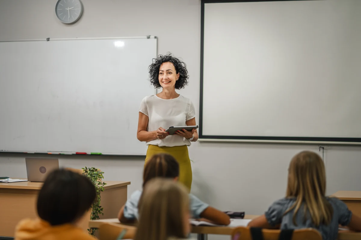 Jeszcze dwa lata temu nauczyciele intensywnie poszukiwali nowej pracy i lepszej płacy. Teraz to się zmieniło. Według rekruterów, exodus ze szkół powstrzymała ostatnia podwyżka nauczycielskich pensji. Pytanie: na jak długo?