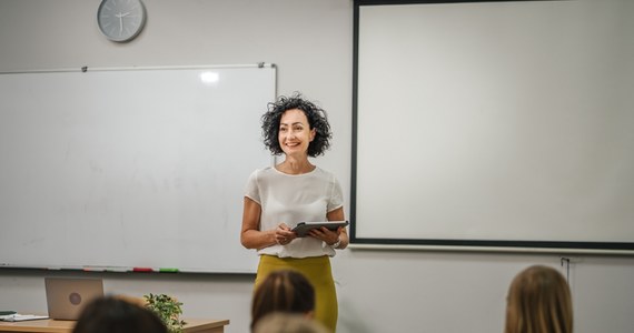 Jeszcze dwa lata temu nauczyciele intensywnie poszukiwali nowej pracy i lepszej płacy. Teraz to się zmieniło. Według rekruterów, exodus ze szkół powstrzymała ostatnia podwyżka nauczycielskich pensji. Pytanie: na jak długo?