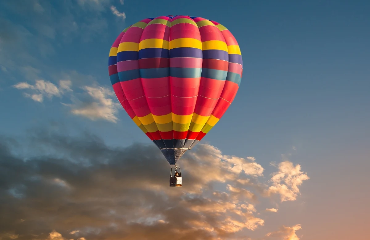 Prokuratura Rejonowa w Białymstoku wszczęła w poniedziałek śledztwo w sprawie okoliczności sobotniego tzw. twardego lądowania balonu na ogrzane powietrze w miejscowości Rogówek. Leciało nim w sumie 16 osób, dwie zostały ranne.