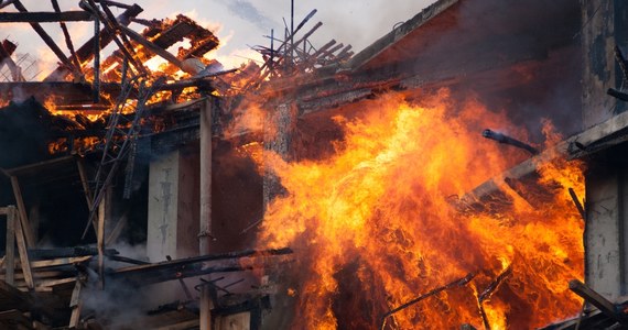 Silna burza przeszła w poniedziałek nad Jelenią Górą (woj. dolnośląskie). Służby otrzymały wiele zgłoszeń o zalanych piwnicach i domach. Doszło również do pożaru jednego z budynków, w który uderzył piorun.