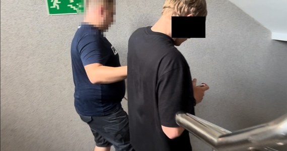 Warszawscy policjanci zatrzymali 6 osób w wieku od 17 do 24 lat, które bawiły się w jednym z mieszkań przy ul. Nowowiejskiej. Spotkanie zakrapiane alkoholem rozkręciło się do tego stopnia, że w pewnym momencie obecny na nim 24-latek z USA wyrzucił z czwartego piętra telewizor. Spadł on bardzo blisko mężczyzny przechodzącego z dzieckiem pod oknami bloku. Amerykanin usłyszał zarzuty i trafił na dwa miesiące do aresztu.