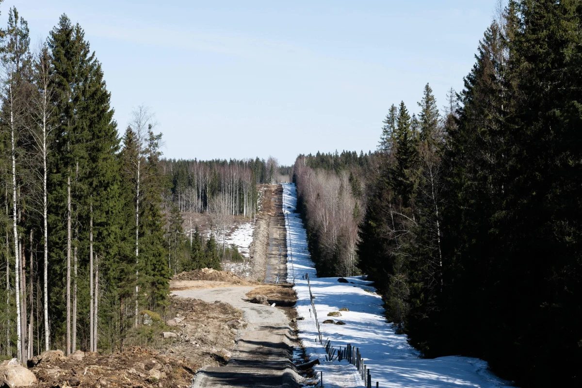 Fińska straż graniczna informuje o zmianach w projektowanym płocie granicznym na granicy z Rosją. Zapora ma być o pół metra wyższa, a splot bariery ma być gęstszy.