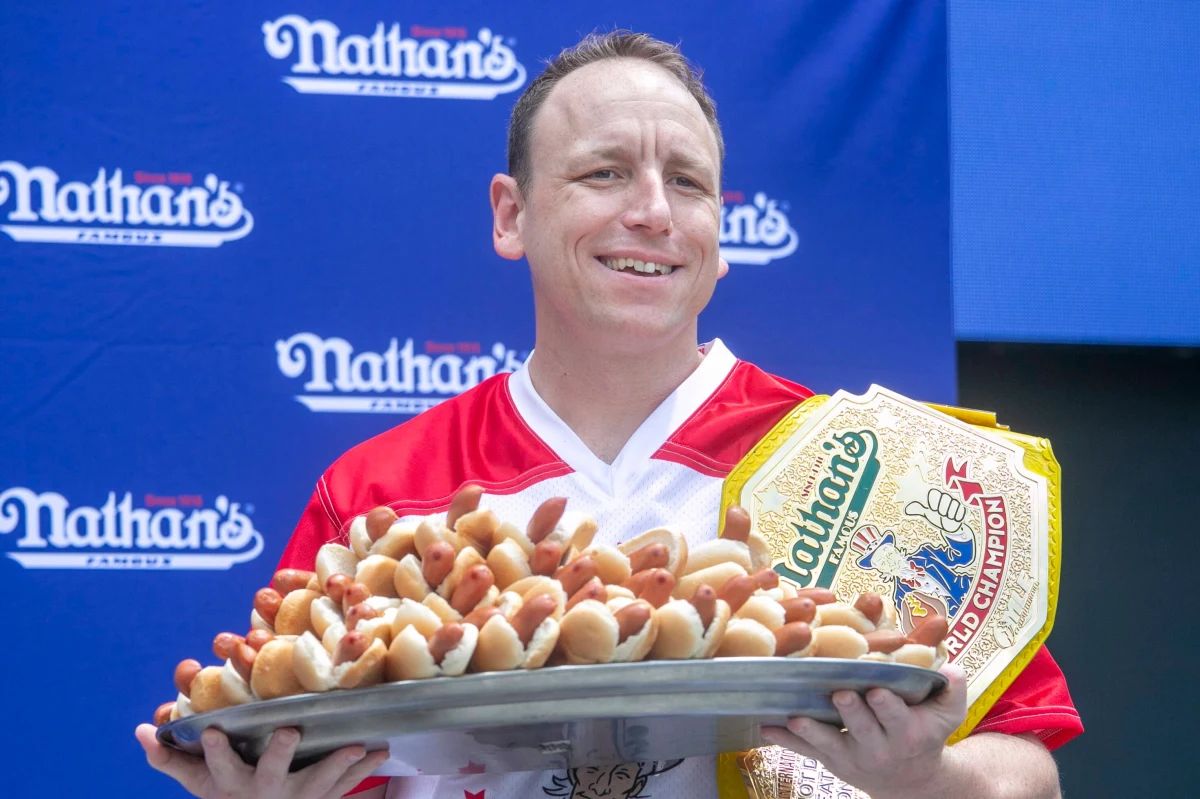 Amerykanin Joey Chestnut wygrał zawody w jedzeniu hot dogów na czas. Pokonał Japończyka Takeru Kobayashiego. Zjadając 83 hot dogi w ciągu 10 minut, Chestnut ustanowił nowy rekord świata. W nagrodę otrzymał 100 tys. dolarów.