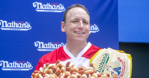 Amerykanin Joey Chestnut wygrał zawody w jedzeniu hot dogów na czas. Pokonał Japończyka Takeru Kobayashiego. Zjadając 83 hot dogi w ciągu 10 minut, Chestnut ustanowił nowy rekord świata. W nagrodę otrzymał 100 tys. dolarów.