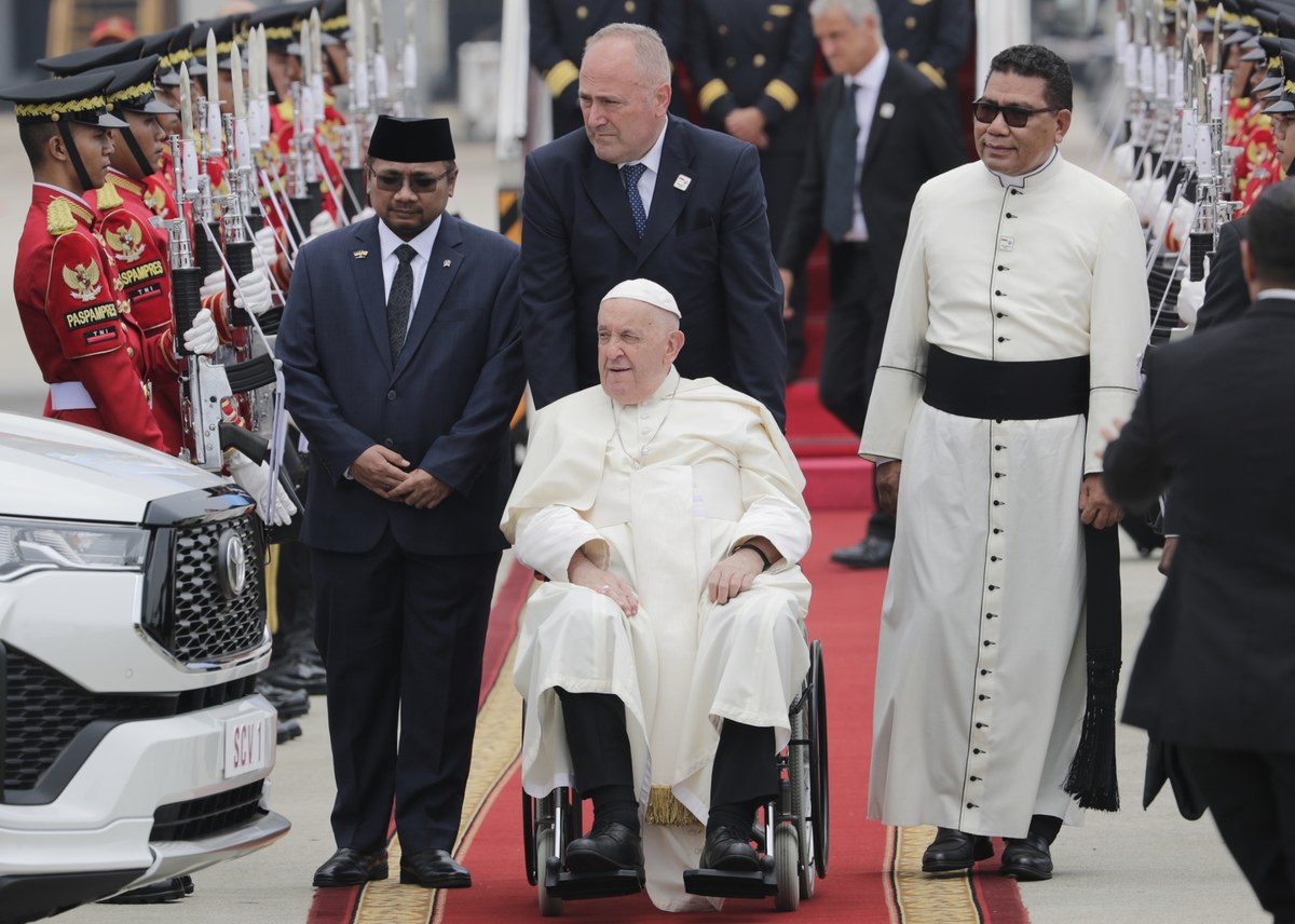 Papież Franciszek przybył do Indonezji. To pierwszy etap jego 12-dniowej podróży do Azji i Oceanii. Lot z Rzymu do Dżakarty trwał 13 godzin. 