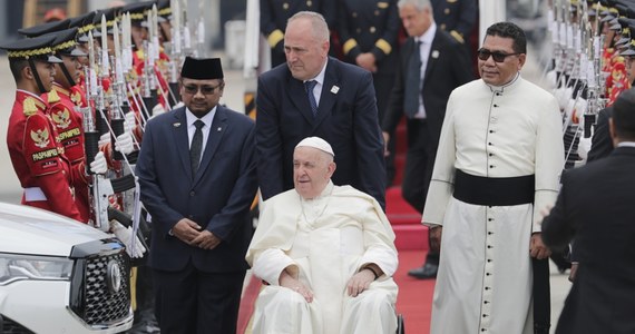 Papież Franciszek przybył do Indonezji. To pierwszy etap jego 12-dniowej podróży do Azji i Oceanii. Lot z Rzymu do Dżakarty trwał 13 godzin. 