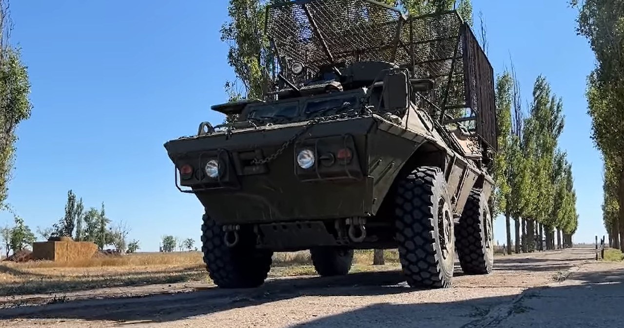 Siły Zbrojne Ukrainy pochwaliły się w sieci nowymi opancerzonymi wozami bojowymi M1117 Armored Security Vehicle (ASV), na które czekały od późnej jesieni 2022 roku. I chociaż zasadność tego rozwiązania jest ostatnio często podważana przez różnych ekspertów, część jednostek jest wyposażona w klatki przeciwdronowe i to podwójne. 

