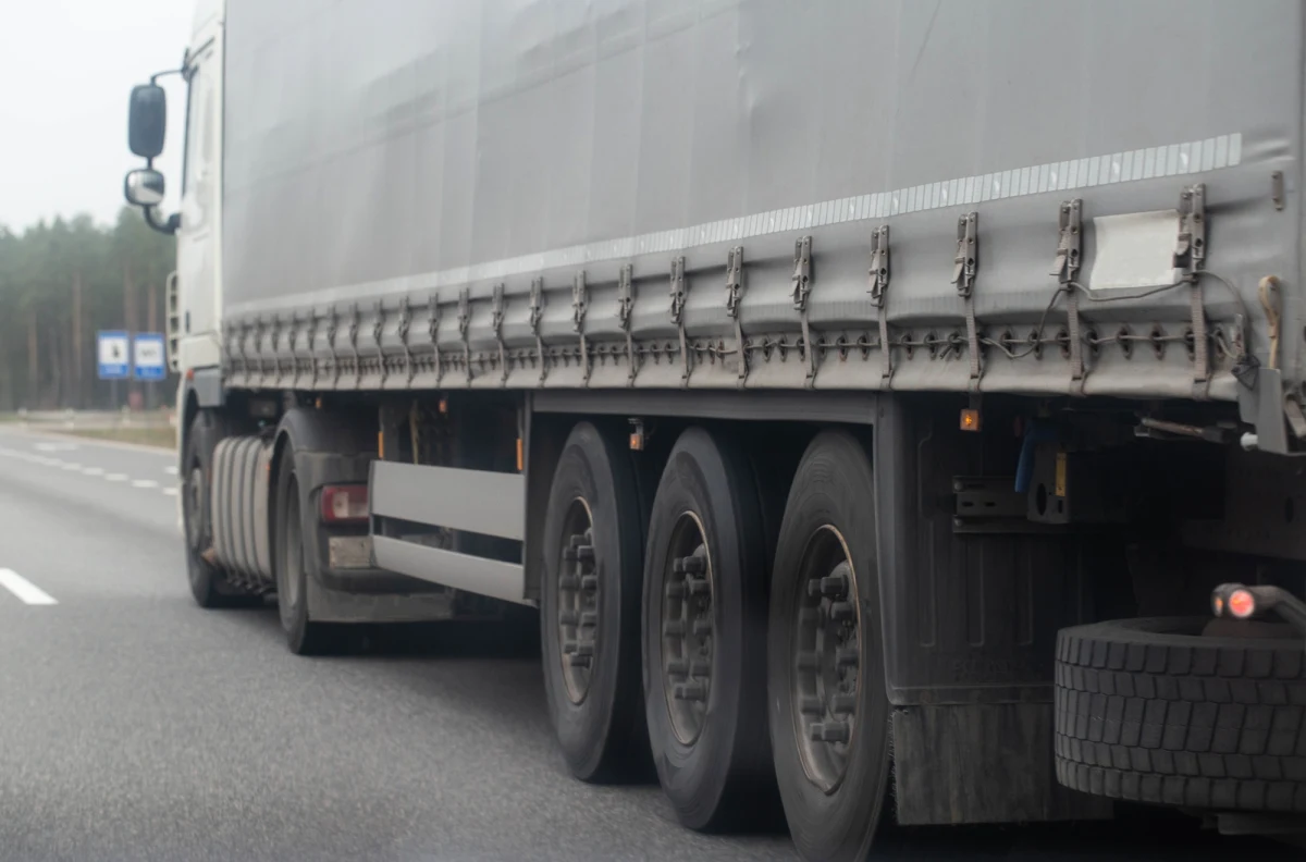 Czeska policja zatrzymała na autostradzie do Niemiec niedaleko Pragi ciężarówkę, w której znajdowało się około trzydziestu nielegalnych migrantów. Jedna z osób była nieprzytomna i zmarła mimo prób reanimacji - poinformowała czeska policja.