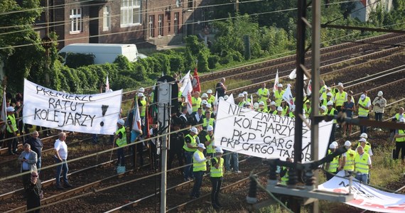 Związkowcy ze Śląsko-Dąbrowskiej "Solidarności" we wtorek rano zablokowali tory kolejowe w Katowicach. Protestowali w ten sposób przeciwko zwolnieniom w PKP Cargo i PKP CargoTabor, które dotknąć mają co trzeciego pracownika tych spółek. O godz. 10.30 protest się zakończył.