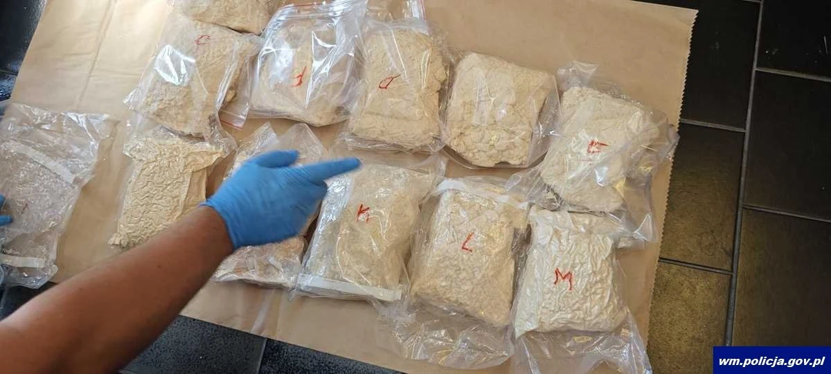Ponad 17 kilogramów narkotyków o czarnorynkowej wartości prawie pół miliona złotych przejęli policjanci z Elbląga. Zatrzymali 53-latka, który był kompletnie zaskoczony akcją funkcjonariuszy.  