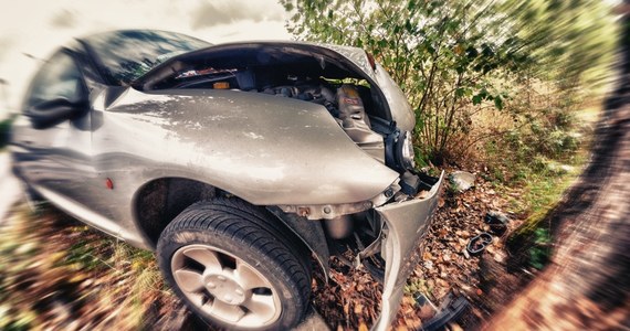 Kobieta kierująca toyotą zjechała z drogi i uderzyła w drzewo. W samochodzie podróżowało troje dzieci, jedno z nich zginęło. Do wypadku doszło we wsi Załęże (Pomorskie).