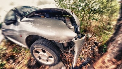 Tragedia w Załężu. Auto z trójką dzieci uderzyło w drzewo 