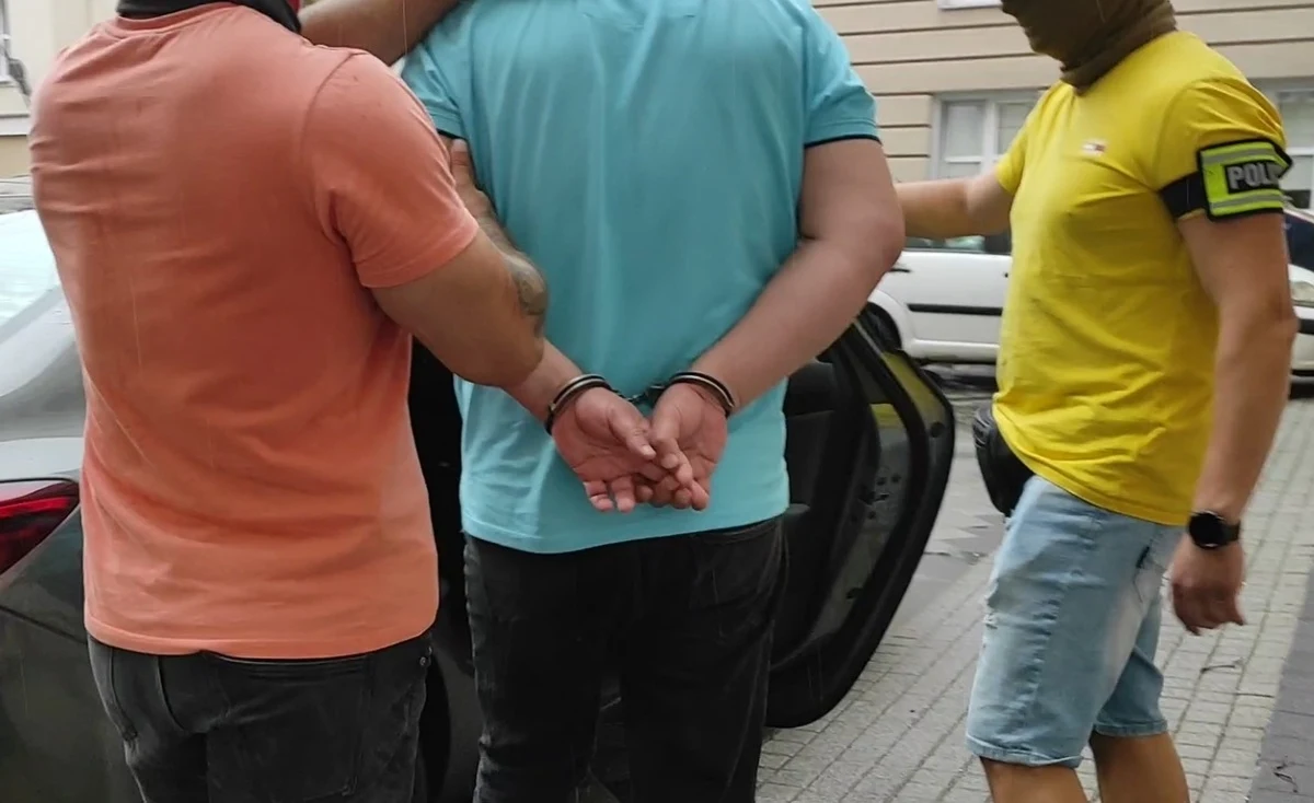 Zarzuty prokuratorskie i czterech podejrzanych w areszcie. Policjanci z KWP Poznań pracowali nad sprawą gangu, który napadał na konwojentów i rabował pieniądze. Zatrzymanym obywatelom Gruzji grozi teraz nawet 20 lat więzienia.