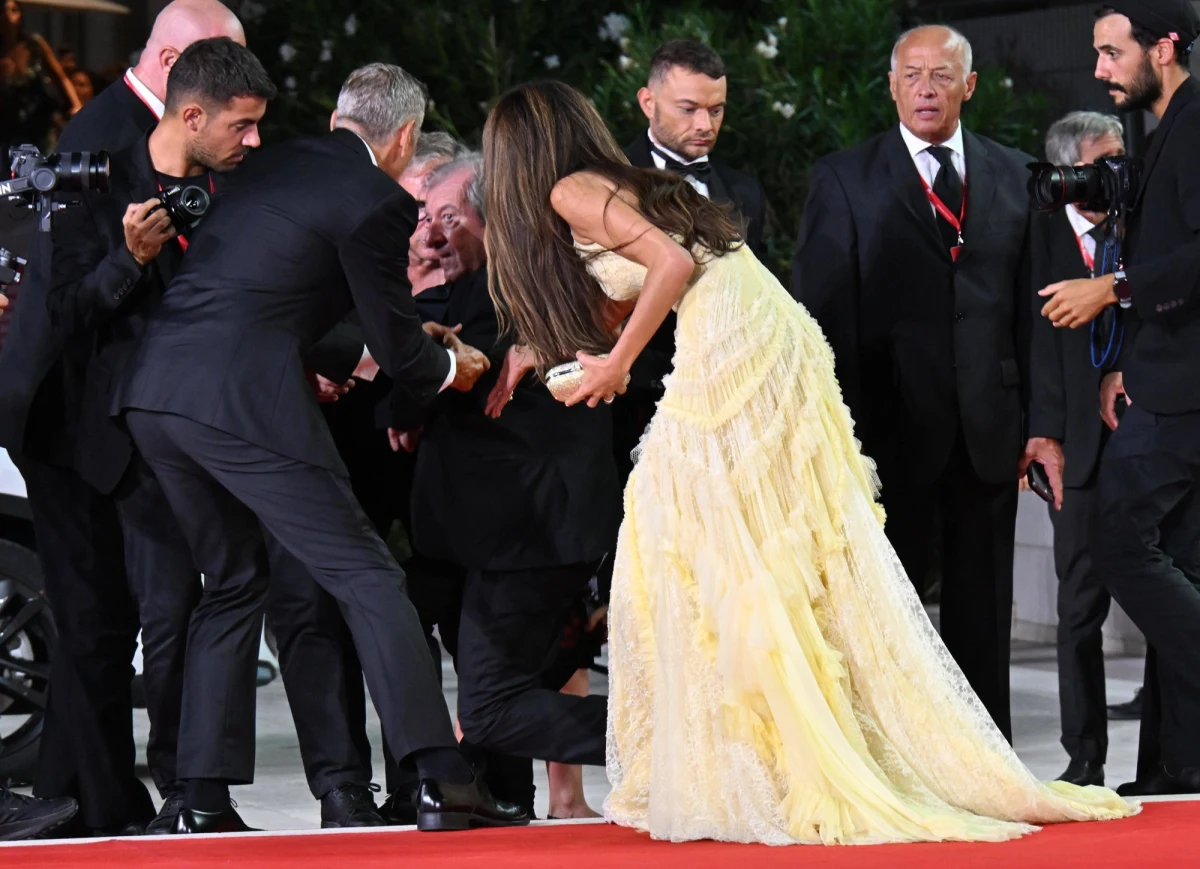 George Clooney pomógł fotoreporterowi, który upadł podczas robienia mu zdjęć na festiwalu w Wenecji. Chwilę później 63-letni aktor wziął aparat od jednego z fotoreporterów i sam zaczął robić zdjęcia. 