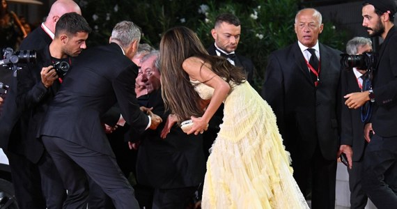 George Clooney pomógł fotoreporterowi, który upadł podczas robienia mu zdjęć na festiwalu w Wenecji. Chwilę później 63-letni aktor wziął aparat od jednego z fotoreporterów i sam zaczął robić zdjęcia. 