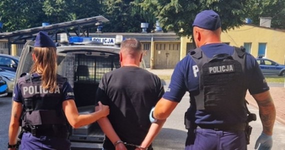 Był poszukiwany listem gończym i Europejskim Nakazem Aresztowania, ukrywał się aż 11 lat. Wpadł po alkoholowej libacji na klatce schodowej. Policjanci z Pabianic zatrzymali 61-latka podejrzanego o oszustwa.