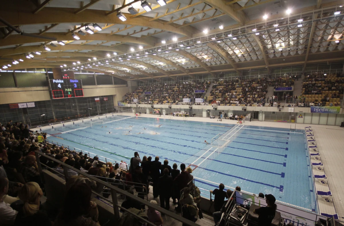 Basen olimpijski w Szczecinie został zamknięty na co najmniej kilka tygodni. Powodem jest naruszona konstrukcja dachu pływalni. Nadzór budowlany zakazał użytkowania obiektu do czasu przynajmniej doraźnego usunięcia usterek. 