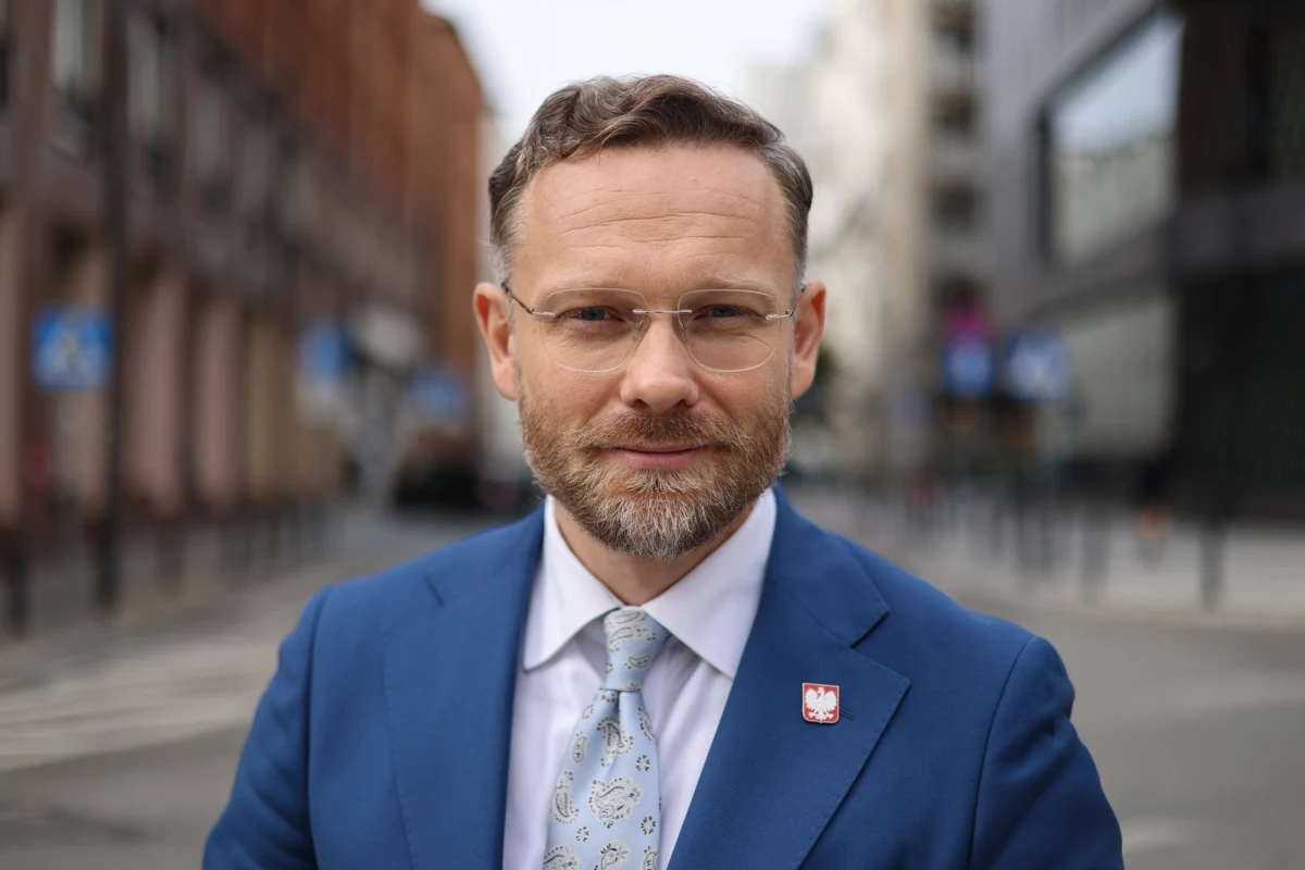 "Patrząc dzisiaj na to, jak działa prokuratura zarządzana przez pana Bodnara, (…) trudno ją posądzić o to, że jest niezależna" - powiedział w Popołudniowej rozmowie w RMF FM Zbigniew Bogucki. Poseł PiS odniósł się do sprawy byłego szefa RARS Michała K., który po aresztowaniu w Wielkiej Brytanii jest przeciwny swojej ekstradycji do Polski. Bogucki unikał w rozmowie w RMF FM bezpośredniej odpowiedzi na pytanie, czy chce być nowym prezydentem. "Rodzice i życie nauczyli mnie cierpliwości i pokory" – powiedział. Stwierdził też, że "urząd prezydenta RP jest ostatnim bastionem gwarantującym rozsądek".