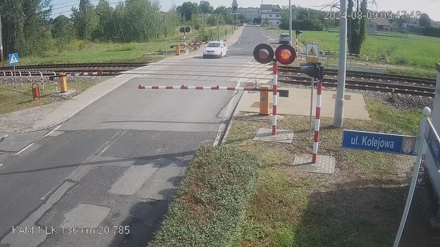 Publikujemy nagranie z przejazdu kolejowego w powiecie krapkowickim. Doszło tam do wyjątkowo niebezpiecznego zdarzenia. 73-letnia kierująca volkswagenem wjechała pod rogatkę, gdy już od pewnego czasu nadawany był czerwony sygnał zakazujący tego typu manewrów. Na szczęście pojazd nie zatrzymał się bezpośrednio na torach i nie doszło do tragedii. Ruch kolejowy w porę wstrzymano. Kobieta została ukarana mandatem w wysokości 2000 zł oraz 15 pkt karnymi.