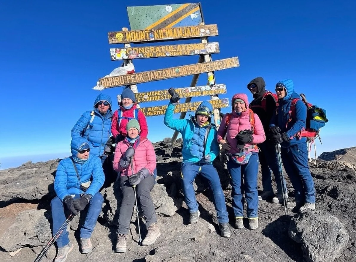 Zdobyli najwyższy szczyt Afryki. Tym samym udowodnili, że marzenia nie mają granic. Grupa niewidomych Polaków razem z asystentami stanęła na dachu Afryki - Kilimandżaro.