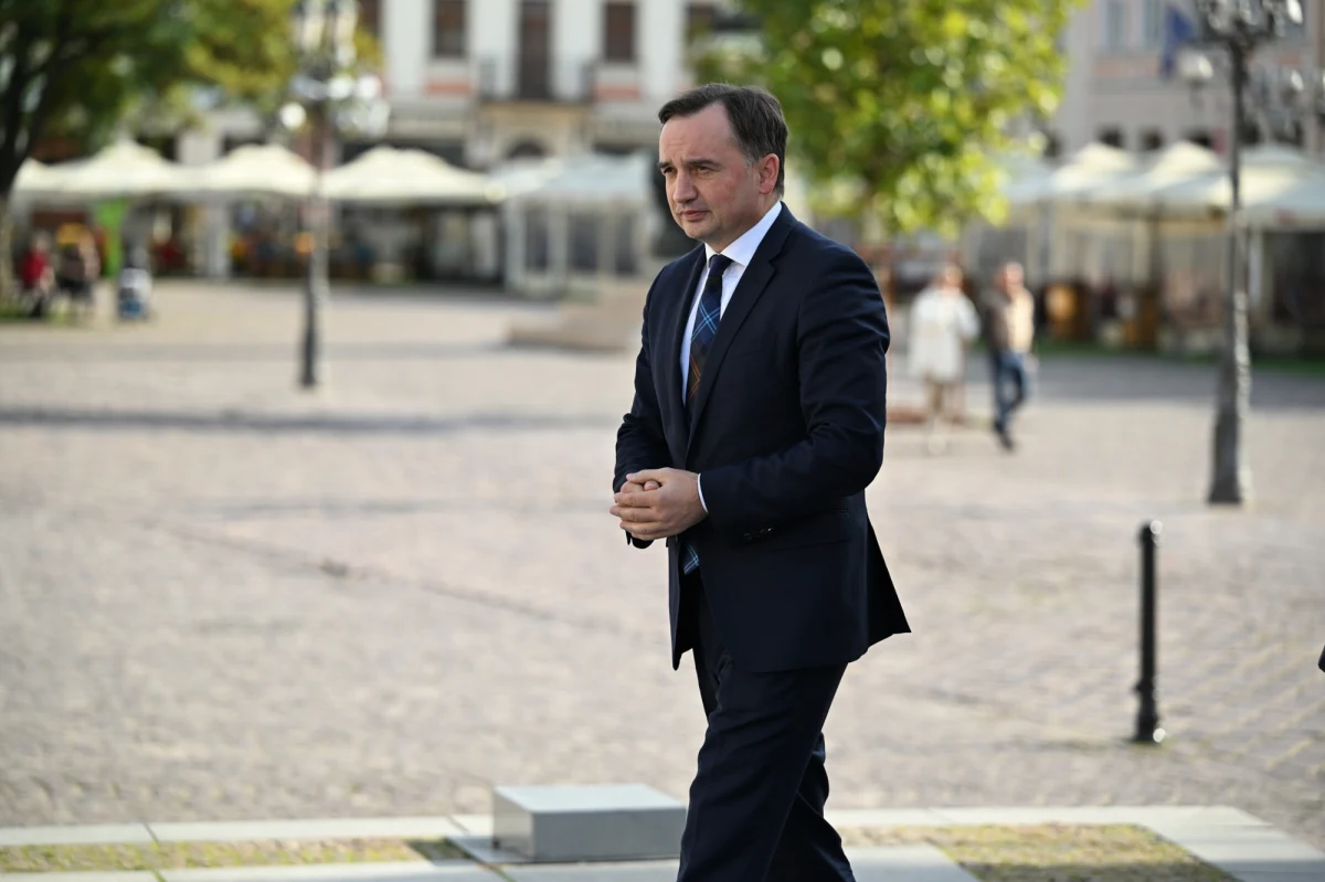 Biegły lekarz, powołany przez Prokuraturę Krajową na wniosek komisji ds. Pegasusa, oceni, czy Zbigniew Ziobro ze względu na stan zdrowia może zeznawać przed komisją śledczą. Biegły ma wydać opinię do 20 września.