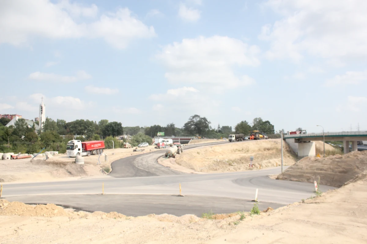 W środę (4.09) o godzinie 10:00 zostanie wprowadzona czasowa organizacja ruchu na ul. Kocmyrzowskiej. We wtorek na węźle Grębałów odbyły się próbne przejazdy autobusów krótkich oraz przegubowych. Testy wypadły pozytywnie.