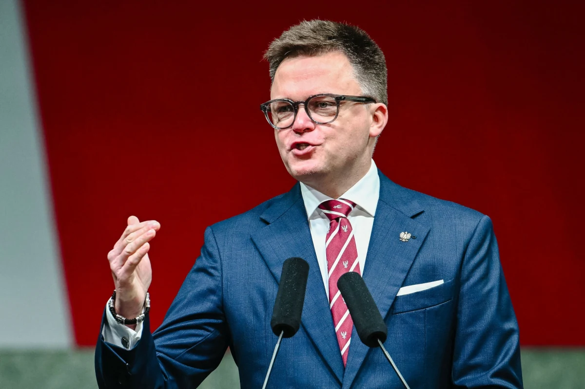 Największym zaufaniem wśród polityków cieszy się obecnie lider Polski 2050 Szymon Hołownia, którego wskazało 49 proc. respondentów w sondażu CBOS. Na drugim miejscu znalazł się prezydent Andrzej Duda (46 proc.), a na trzecim: wicepremier Władysław Kosiniak-Kamysz (44 proc.) i ex aequo prezydent Warszawy, wiceszef PO Rafał Trzaskowski. 
