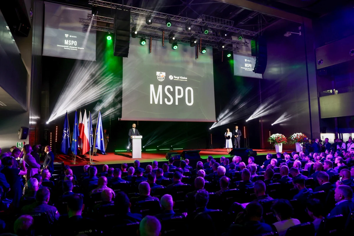 Prezydent Andrzej Duda oraz wicepremier, minister obrony narodowej Władysław Kosiniak-Kamysz podczas otwarcia Międzynarodowego Salonu Przemysłu Obronnego w Kielcach podkreślali potrzebę zwiększenia wydatków na obronność. Szef MON zapowiedział podpisanie kontraktów o wartości 2 mld złotych na rozwój systemów obronnych.