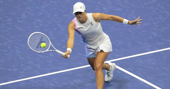 O godzinie 1 w nocy ze środy na czwartek czasu polskiego Iga Świątek zagra z Amerykanką Jessicą Pegulą w ćwierćfinale wielkoszlemowego turnieju US Open. Polska tenisistka walczy w Nowym Jorku o powtórzenie wyczynu z 2022 roku, kiedy triumfowała w tym turnieju.