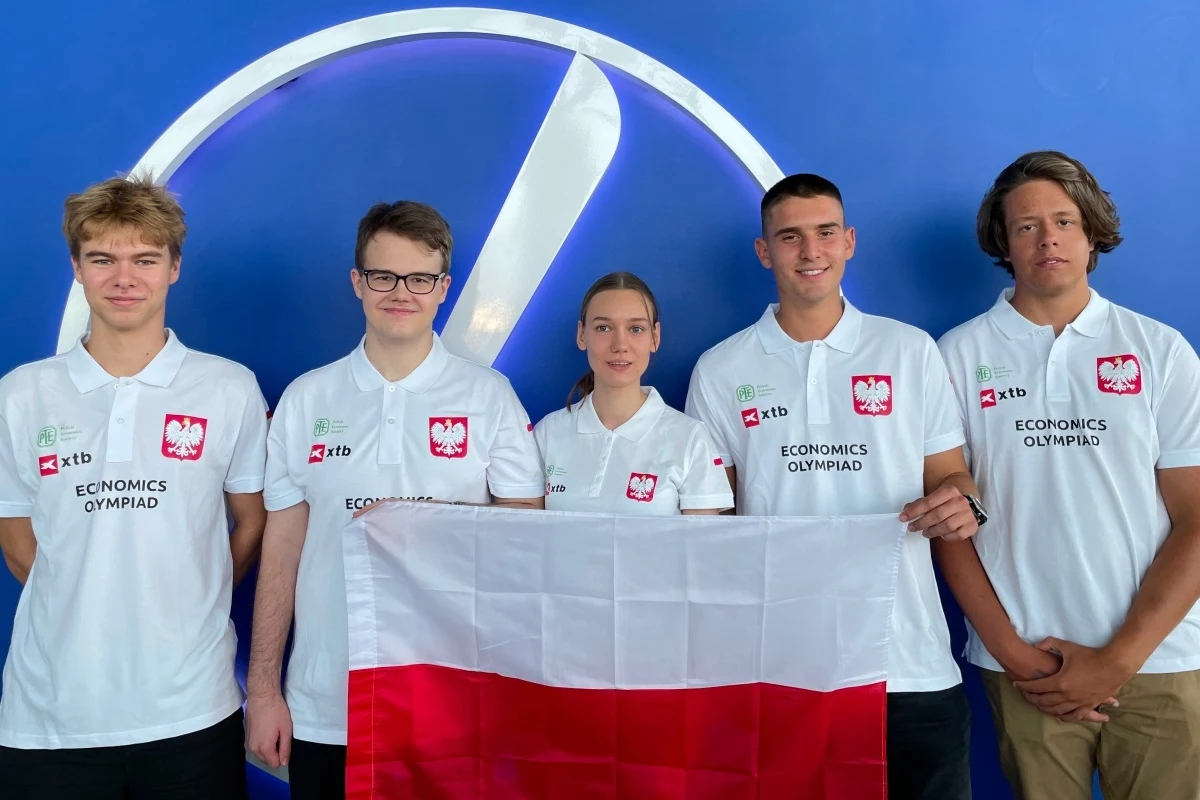 Reprezentanci Polski zdominowali Międzynarodową Olimpiadę Ekonomiczną w Grecji, zdecydowanie wygrywając klasyfikację drużynową. Z Olimpii przywiozą łącznie 5 medali indywidualnych - dwa złote oraz trzy srebrne. Tym samym udowodnili, że polscy uczniowie szkół średnich należą do ścisłej czołówki młodych ekonomistów na świecie. 