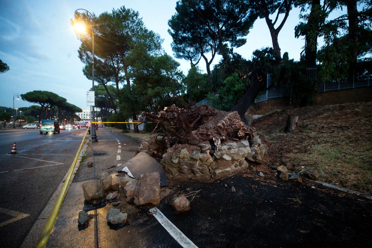 Pochodzący z IV wieku Łuk Konstantyna Wielkiego został uszkodzony podczas burzy, która przeszła we wtorek nad Rzymem - przekazał dziennikarz Reutersa. Zabytek stoi w pobliżu Koloseum. 