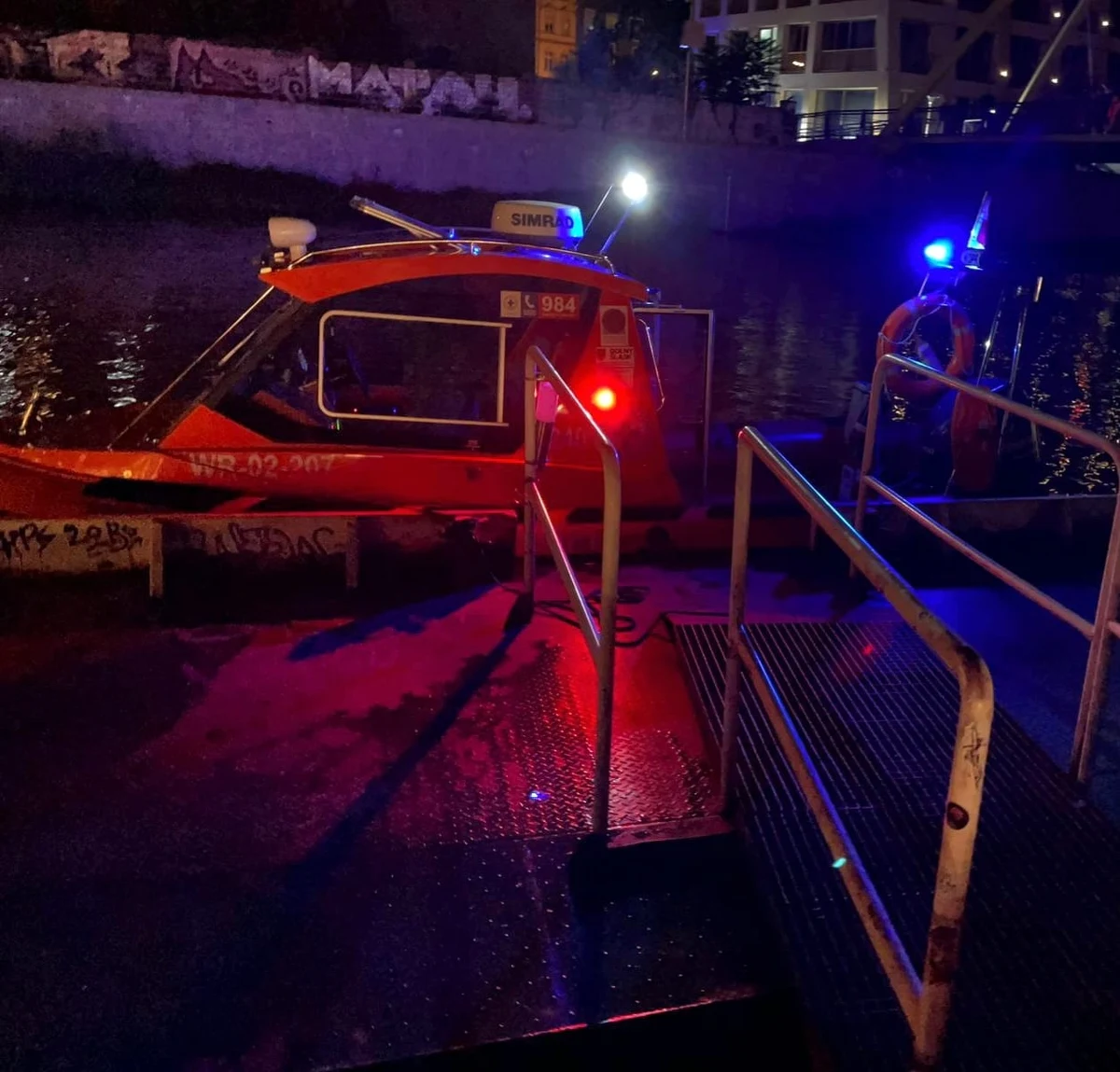 Pod wpływem alkoholu był 45-latek, który we wtorek po g. 22.00 wskoczył do Odry pod Żabią Kładką przy hotelu Plaza w samym centrum Wrocławia. Ratownicy z dolnośląskiego WOPR-u poinformowali, że mężczyzna nie potrafił pływać. Wskoczył do wody, aby wyciągnąć swoje buty. 