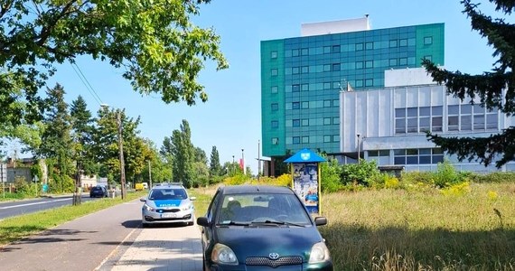 Prawie 2 promile alkoholu w organizmie miała kobieta, która w Pabianicach przyjechała do sądu. Wpadła, bo jechała chodnikiem i zaparkowała na trawniku.