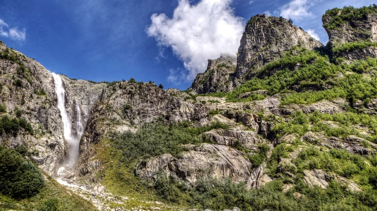 Gruzińskie media informują, że 35-letnia turystka z Polski zginęła w czasie wycieczki nad wodospad Instra na zachodzie Gruzji. Kobieta potknęła się i spadła do wąwozu.