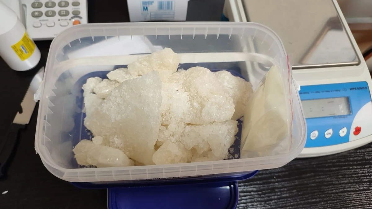 Ponad 4 kilogramy środków odurzających - głównie metaamfetaminy i mefedronu - przejęli stołeczni policjanci, zajmujący się zwalczaniem przestępczości narkotykowej. Zatrzymali dwóch mężczyzn podejrzanych o ich rozprowadzanie.  