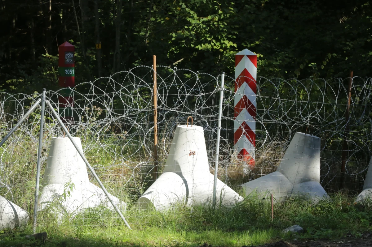 Od początku roku już 128 osób nielegalnie weszło na pas graniczny z Rosją. To dziesięć razy więcej niż przed rokiem. Funkcjonariusze straży granicznej mówią, że ludzie są ciekawi, jak teraz wygląda zewnętrzna granica Unii Europejskiej. I fotografują się na tle z drutu żyletkowego.