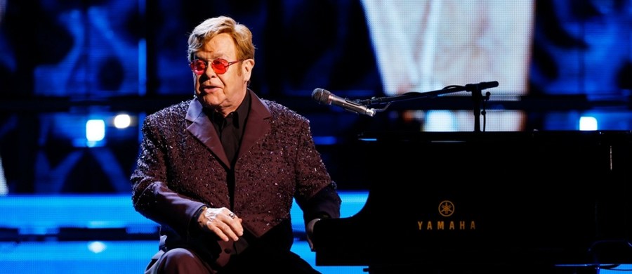 Fani brytyjskiego piosenkarza z zaniepokojeniem śledzą informację o jego stanie zdrowia. Ostatnio ujawnił, że ma problemy ze wzrokiem. Elton John wyznał, że z powodu ostrej infekcji oka ma obecnie ograniczone widzenie. „Dochodzę do siebie, ale to niezwykle powolny proces” – zaznaczył pięciokrotny zdobywca nagrody Grammy.