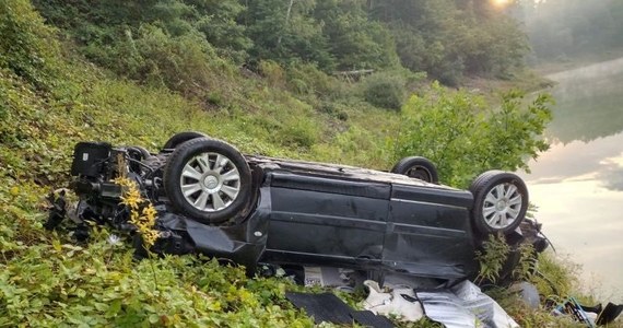 O sporym szczęściu może mówić 20-latka, która uderzyła w auto zaparkowane przy drodze nad Jeziorem Pilchowickim na Dolnym Śląsku. Jej samochód spadł ze skarpy i roztrzaskał się tuż przy tafli jeziora. Kobieta trafiła do szpitala, miał w organizmie 0,6 promila alkoholu.