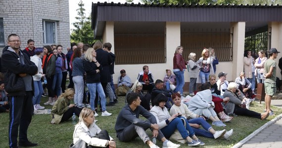 Białoruski dyktator Alaksandr Łukaszenka ułaskawił kolejnych 30 osób skazanych za udział w protestach - poinformowało w środę Radio Swaboda, powołując się na rządową agencję BiełTA. Jak podano, większość ułaskawionych, wśród których jest siedem kobiet, ma niepełnoletnie dzieci. Nie ujawniono nazwisk.