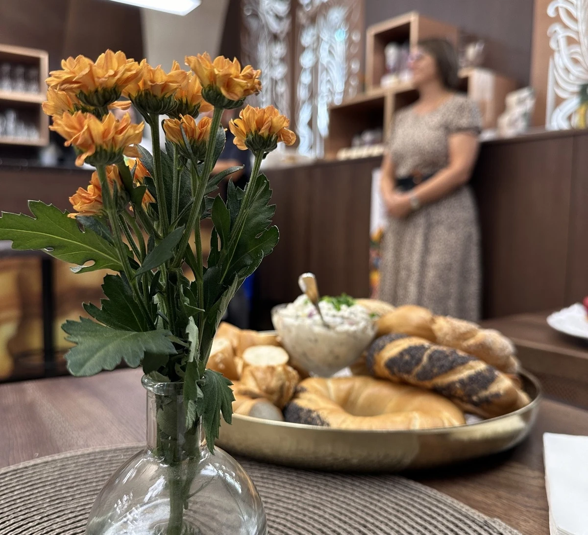 W Pałacu Krzysztofory, oddziale Muzeum Krakowa (Rynek Główny 35) rozpoczęła działalność kawiarnia społeczna Zakręcony Pan Cogito. Będzie ona prowadzona przez Stowarzyszenie Rodzin Zdrowie Psychicznie. 