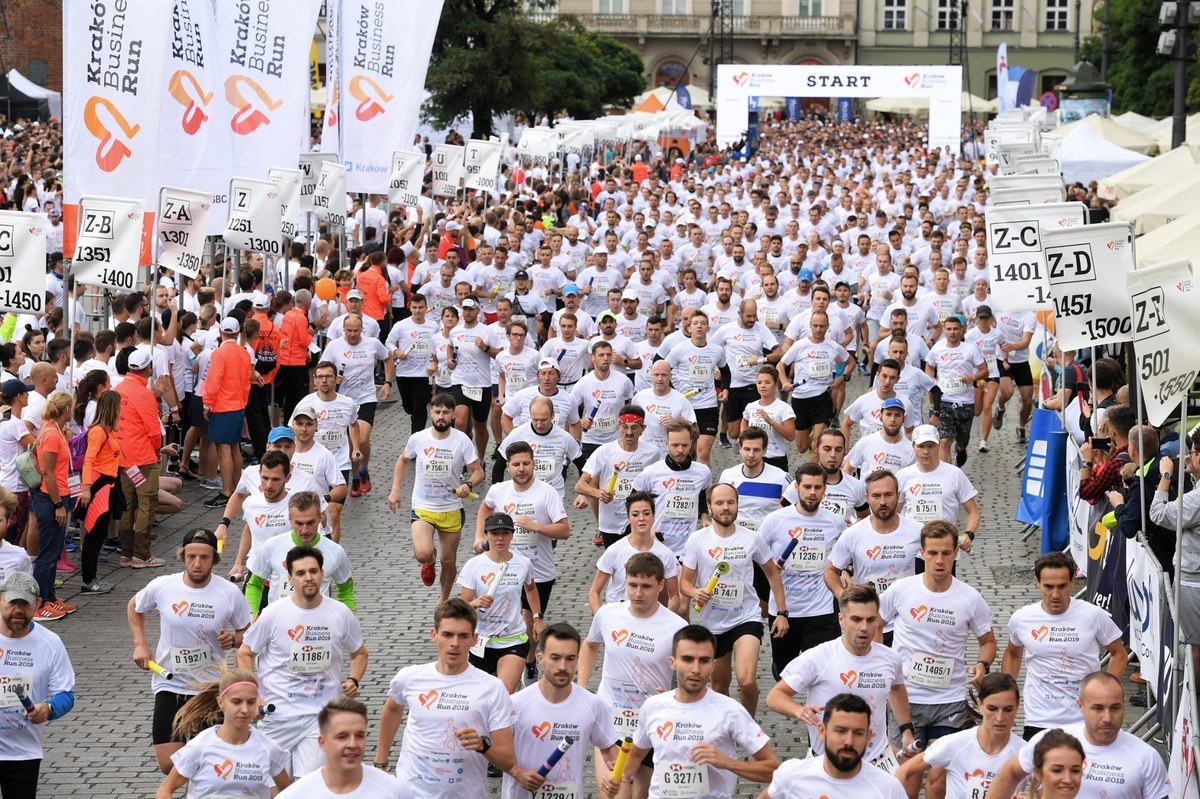 Już w najbliższą niedzielę (8 września) odbędzie się 13. edycja charytatywnej sztafety biegowej Poland Business Run. 13 tys. osób połączonych w pięcioosobowe drużyny będzie biec wokół Błoń, a 28 tys. biegaczy i biegaczek pokona dystans 4 km w dowolnym miejscu na świecie.