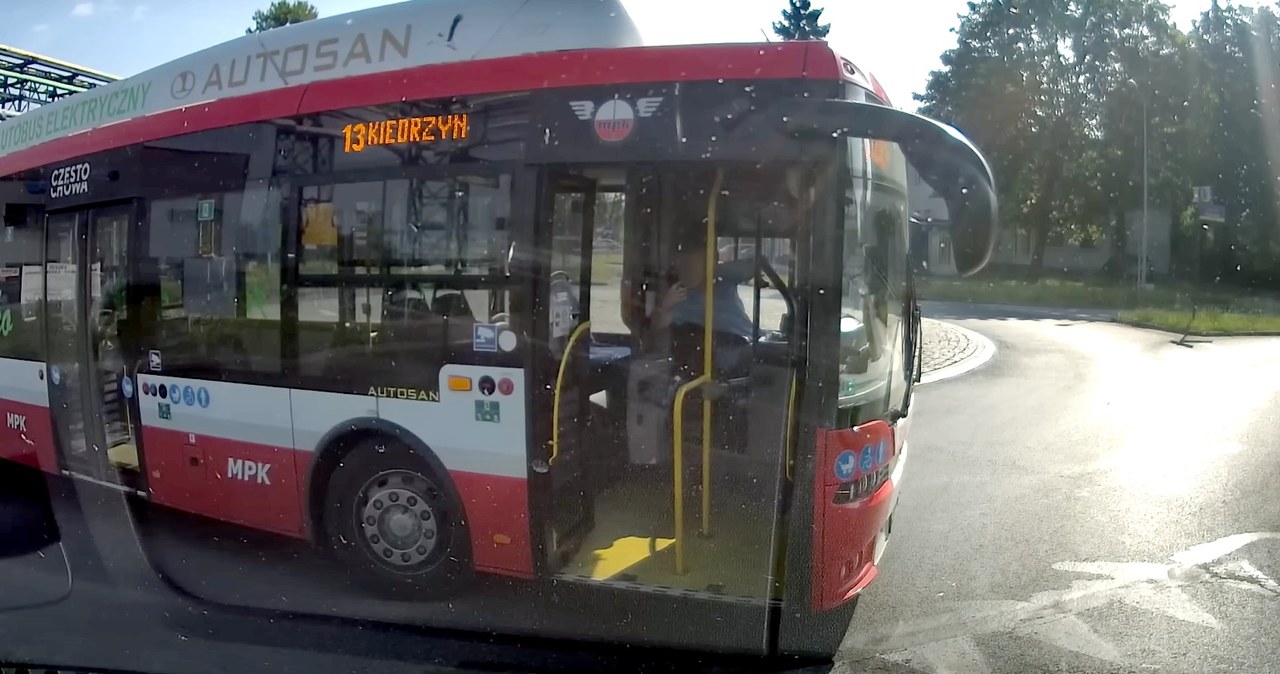 Częstochowie, zwolniło, skutkiem, natychmiastowym, kierowcę, autobusu, który, wykonał, manewr, wyprzedzania, miejscu, zabroniony Kierowca autobusu w Częstochowie się zapomniał. Już musi szukać nowej pracy